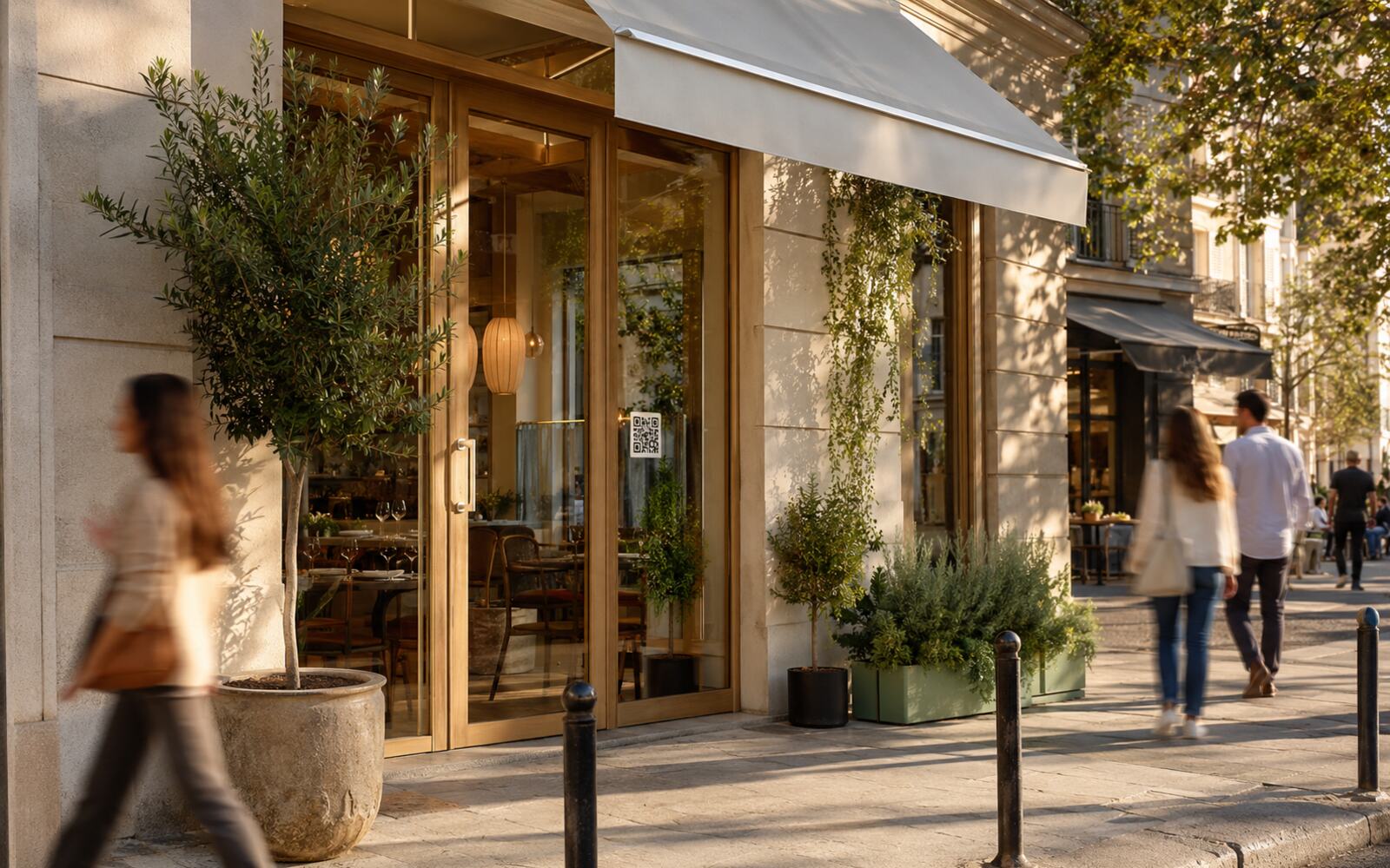 La devanture d'un restaurant avec un QR code visible sur la vitre.