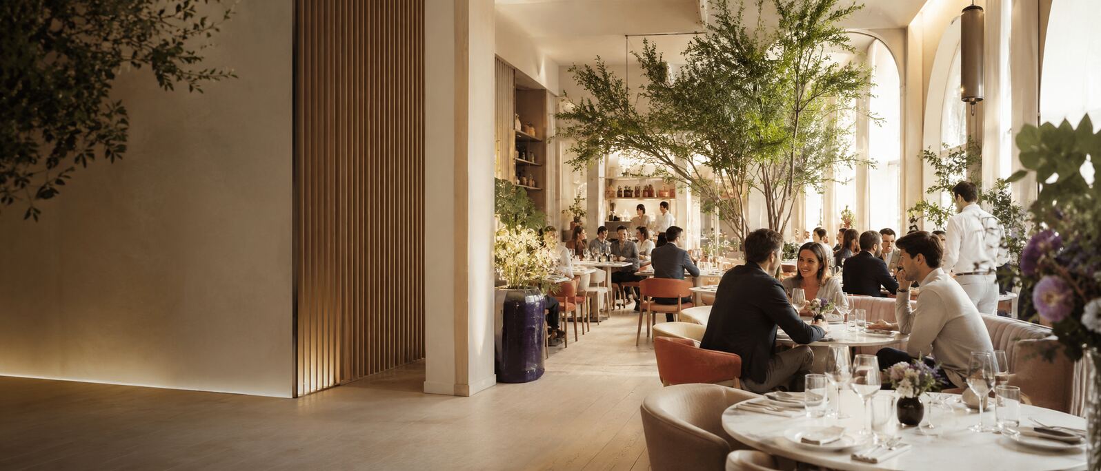 Une salle de restaurant animée avec des tables dressées.